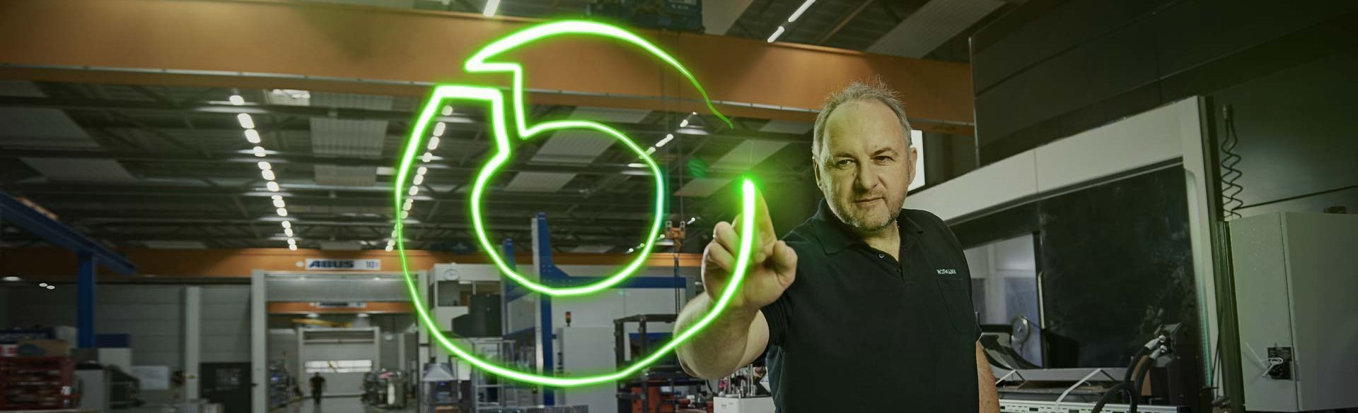 Mitarbeiter der Siegfried Hofmann GmbH mal mit Licht das Hofmann Icon in die Luft