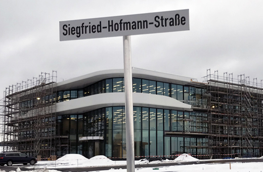 Straßenschild "Siegfried-Hofmann-Straße" vor dem im Bau befindlichen Werk 2 der Siegfried Hofmann GmbH