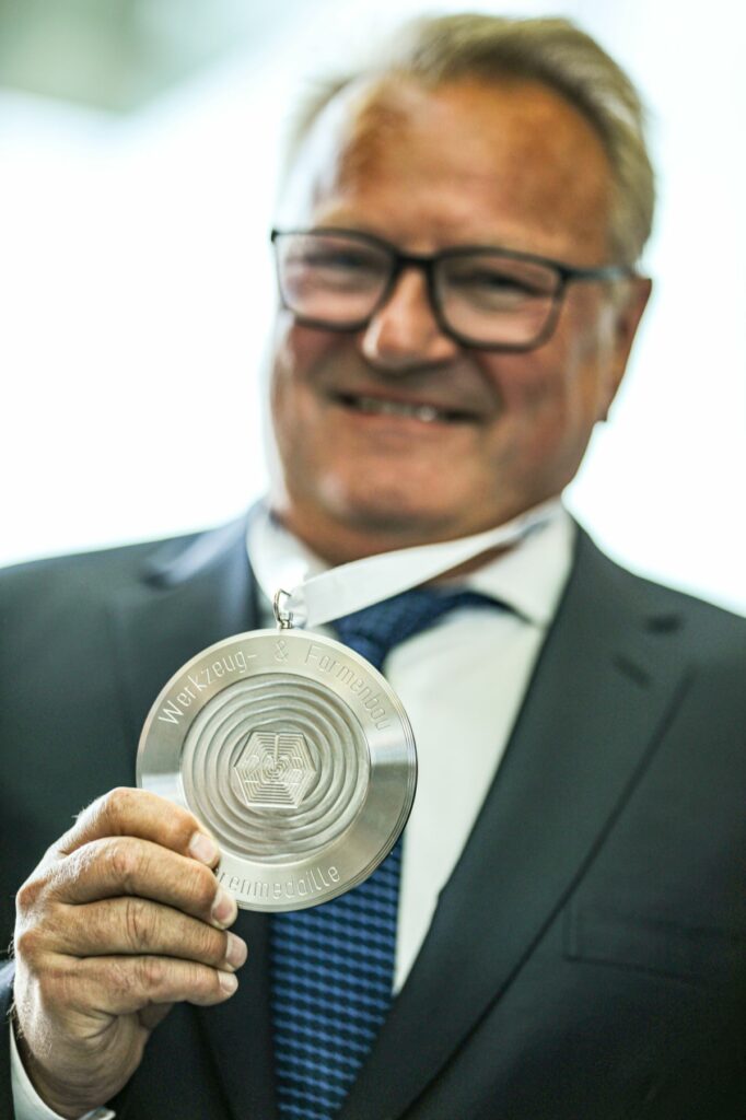 Günter Hofmann mit der Werkzeug & Formenbau Ehrenmedaille