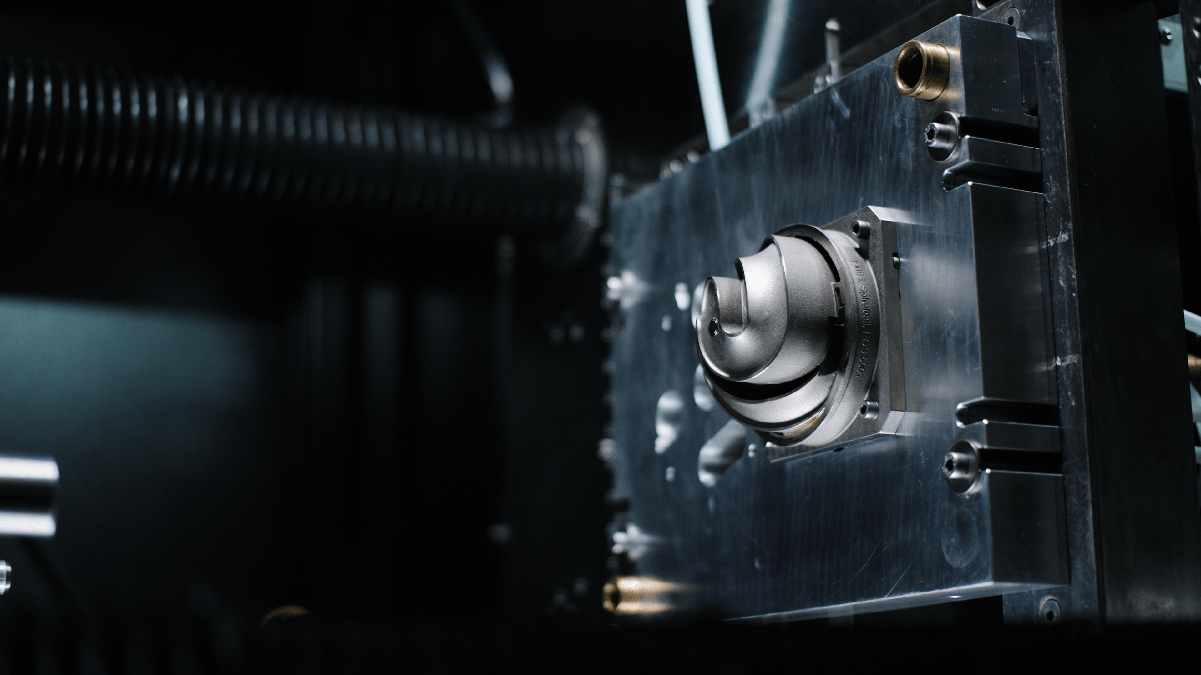 Additiv gefertigtes und aus Metall gedrucktes Werkzeug in dem Partikelschaum-Formteilautomat BEAD.MACHINE
