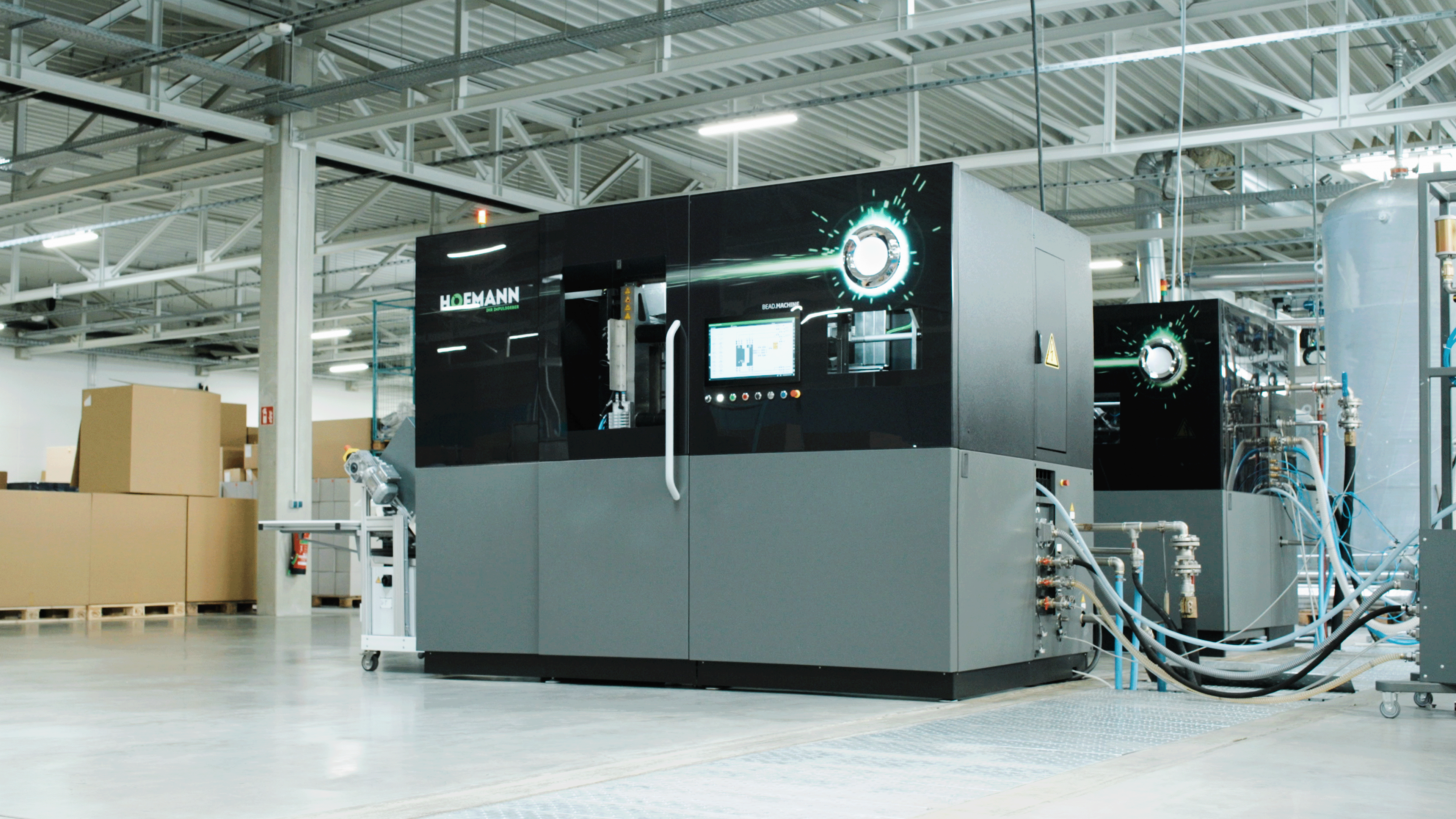 BEAD.MACHINE Partikelschaum-Formteilautomat in einer Produktionshalle